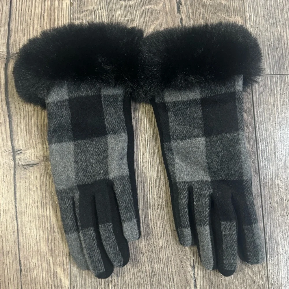 NWT MudPie Black and Grey Checkered Plaid Fur Cuff Gloves